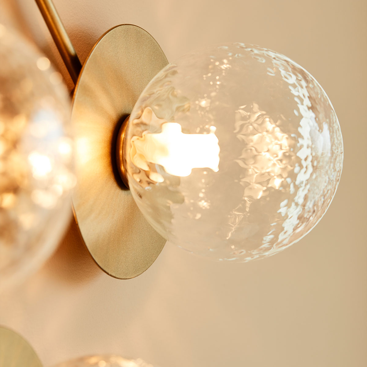 Liila 12 Wand- und Deckenleuchte, B: 84,5 cm, H: 84,5 cm, Gold Liila 12 Wand- und Deckenleuchte, B: 84,5 cm, H: 84,5 cm, Opalglas