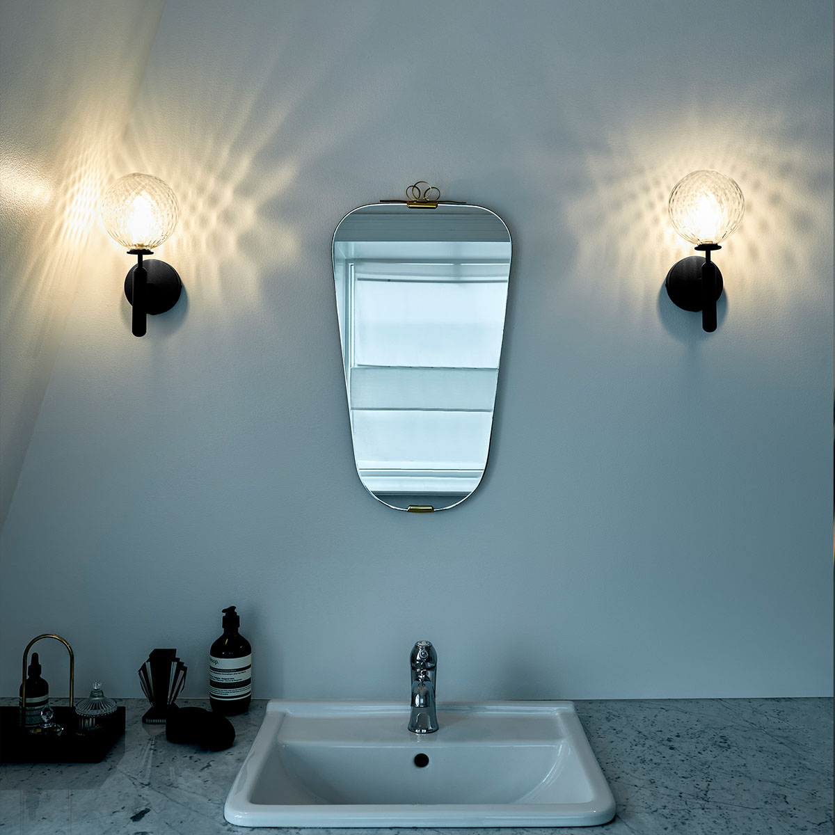 Miira Wandleuchte, Ø: 17,5 cm, H: 28,5 cm, Steingrau, Glas transparent Miira Wandleuchte, Ø: 17,5 cm, H: 28,5 cm, Messing, Opalglas