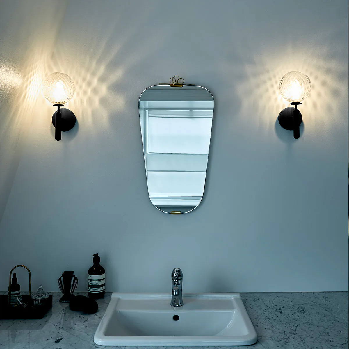 Miira Wandleuchte, Ø: 17,5 cm, H: 28,5 cm, Messing, Opalglas