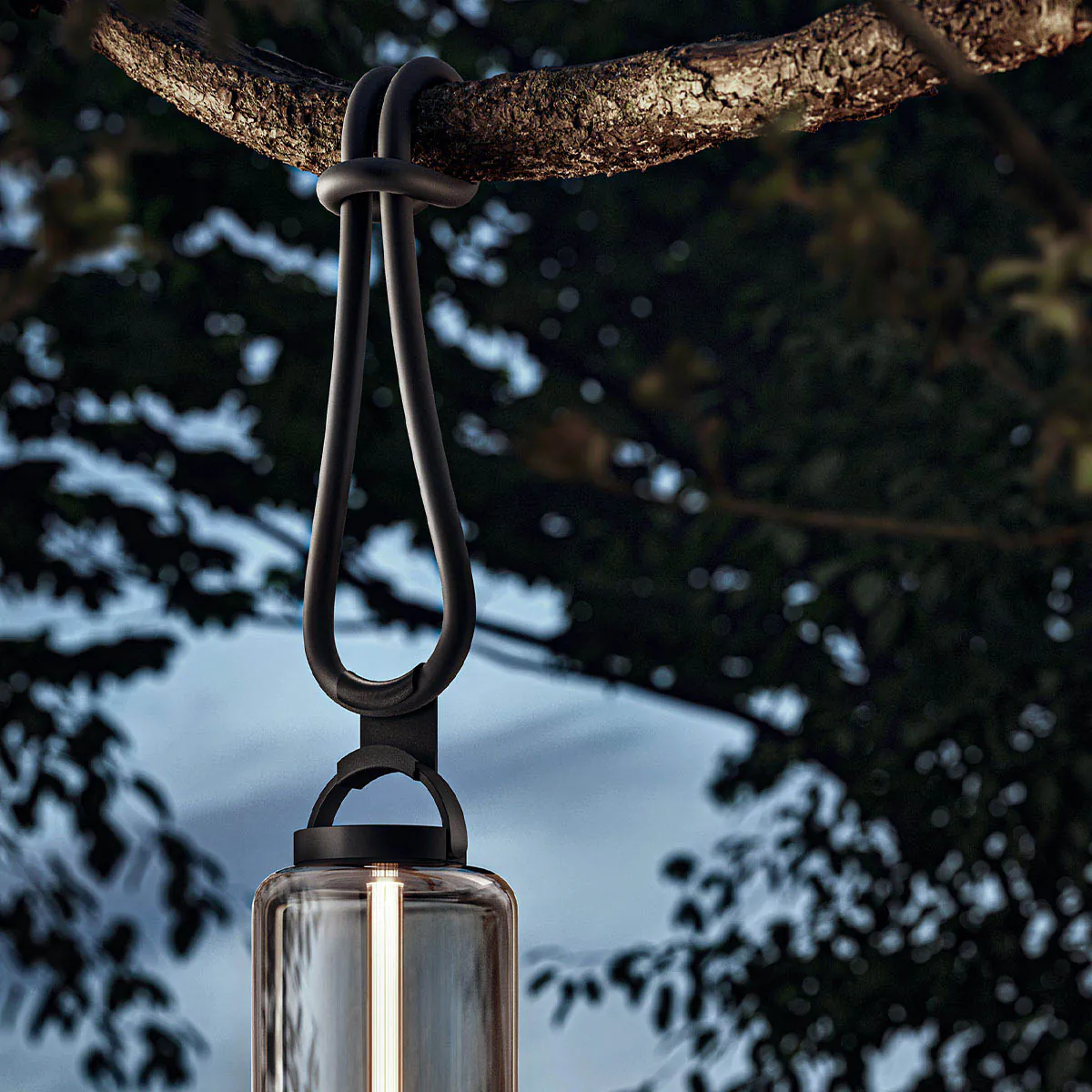 Zubehör Seil außen mit Baum befestigt