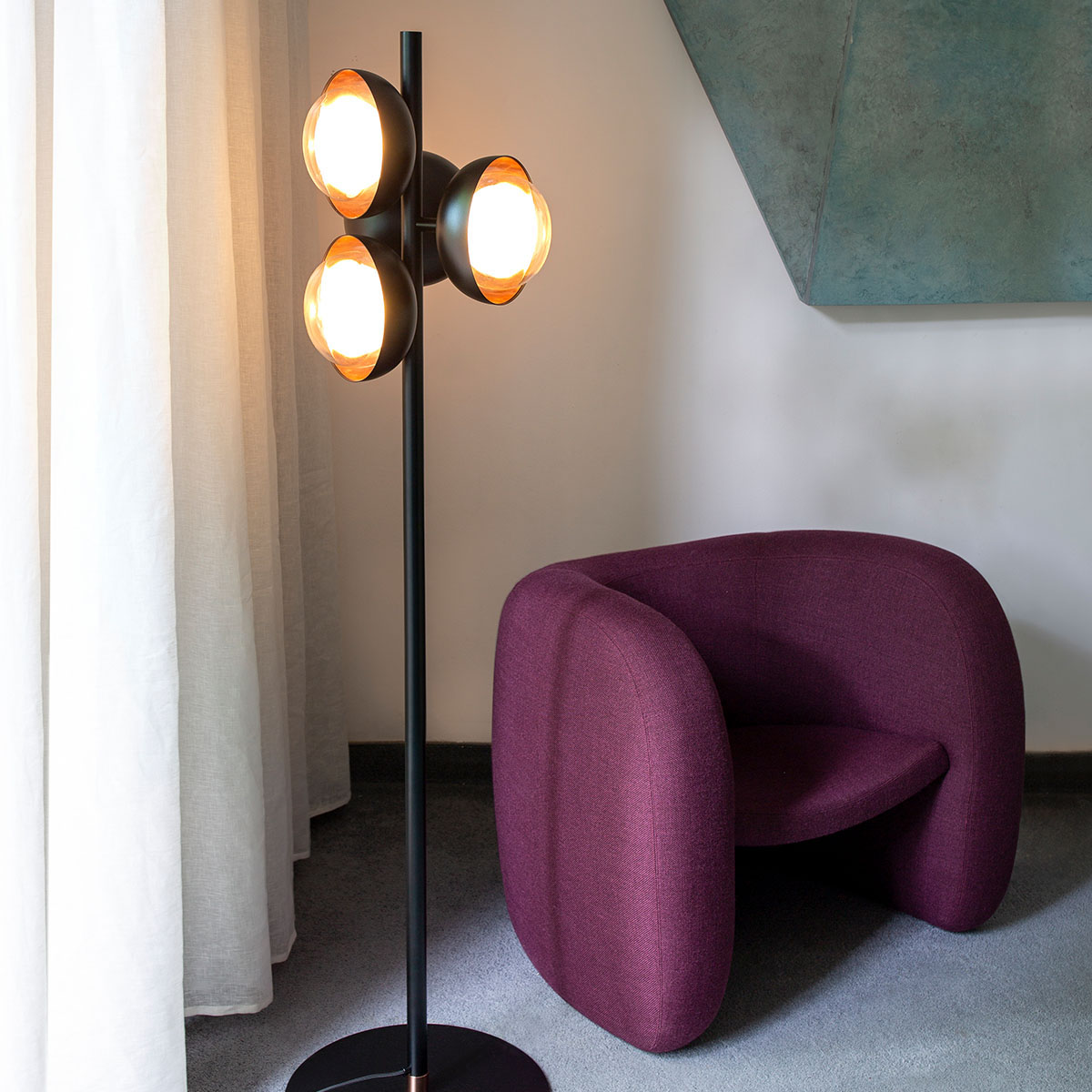 Tooy_Muse_554-65-3 Muse 554.65 Stehleuchte 4-flammig, Schwarz & Kupfer, Dimmbar von TOOY – ideal für Wohnzimmer oder Leseecke