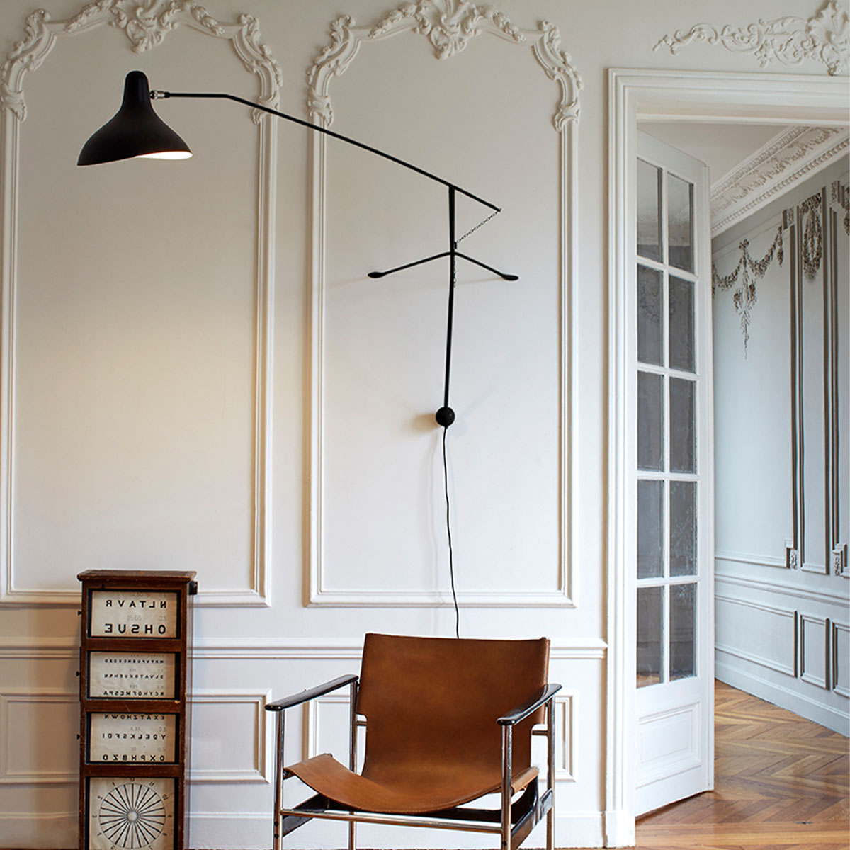 Mantis BS2 Mini Wandleuchte T: 71,5 cm in Schwarz – moderne Designerlampe aus dem Hause DCW Editions geeignet für den Eingangsbereich