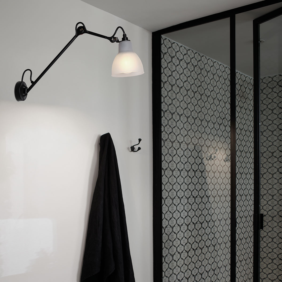 DCW Editions Lampe Gras N° 122 Bathroom IP44 Wandleuchte Schwarz, Schirm Schwarz Modern – Detailansicht aus Schwarz, zeitlos für Schlafzimmer Spezial Angebot Pack Duo Lampe Gras N° 122 Bathroom IP44 Wandleuchte Schwarz, Schirm Polycarbonat in Schwarz Weiß – stilvolle Designerleuchte aus dem Hause DCW Editions passt perfekt in den Treppenaufgang auch für Badezimmer geeignet