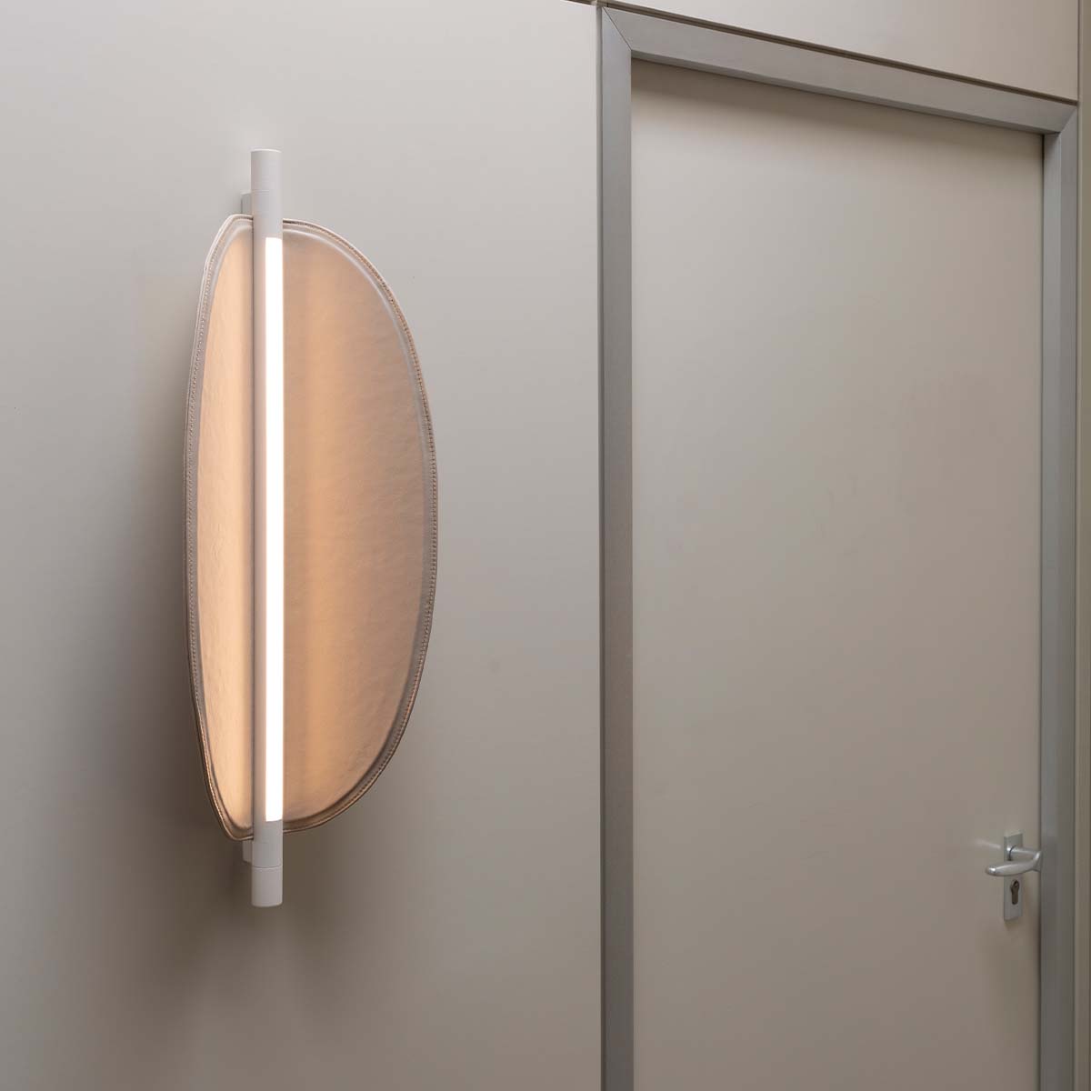 TOOY_Thula_562_41_mood_2 TOOY Thula 562.41 Wandleuchte, H: 67 cm, B: 25 cm, Sandschwarz / Nickel satiniert, Helle Eiche