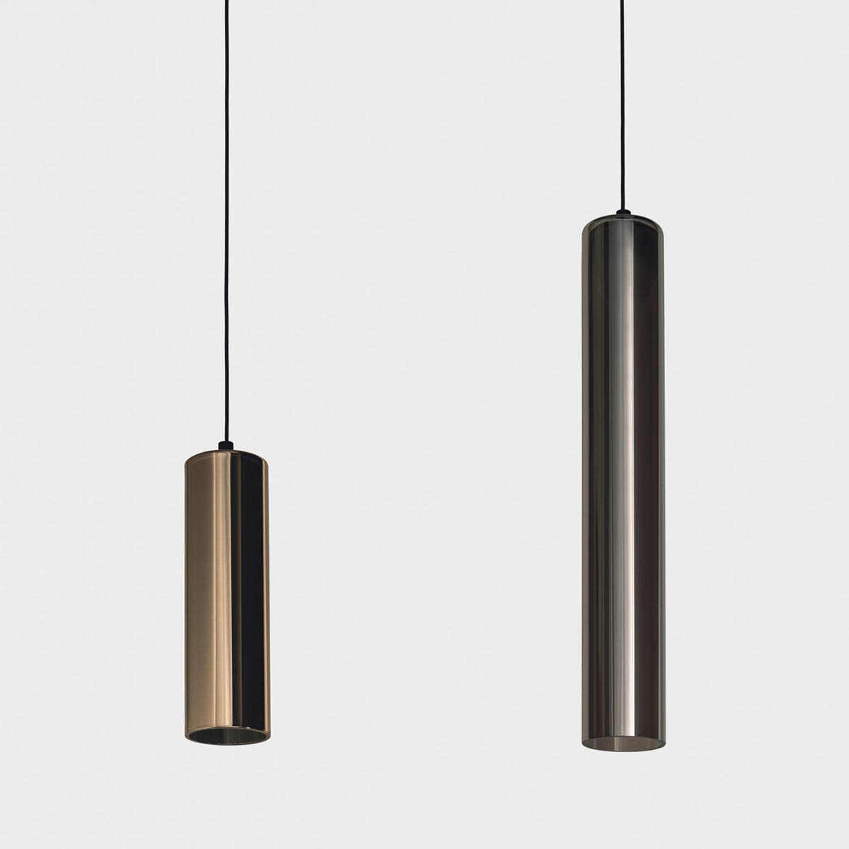 Penta Iconica Tall Pendelleuchte, Chrom Glas, H: 40 cm, Titanium, On-Off Penta Iconica Short Pendelleuchte, Gold Glas, H: 20 cm, Weiß, DALI