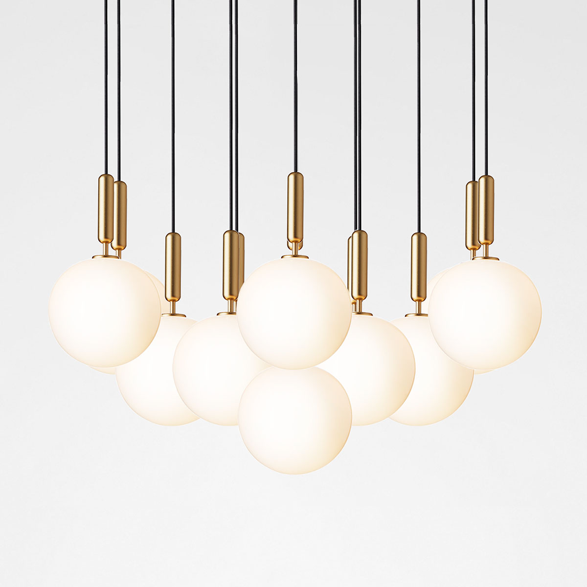 Miira 13 Large Pendelleuchte, Ø: 98 cm, Messing, Opalglas Miira 13 Large Pendelleuchte, Ø: 98 cm, Messing, Opalglas