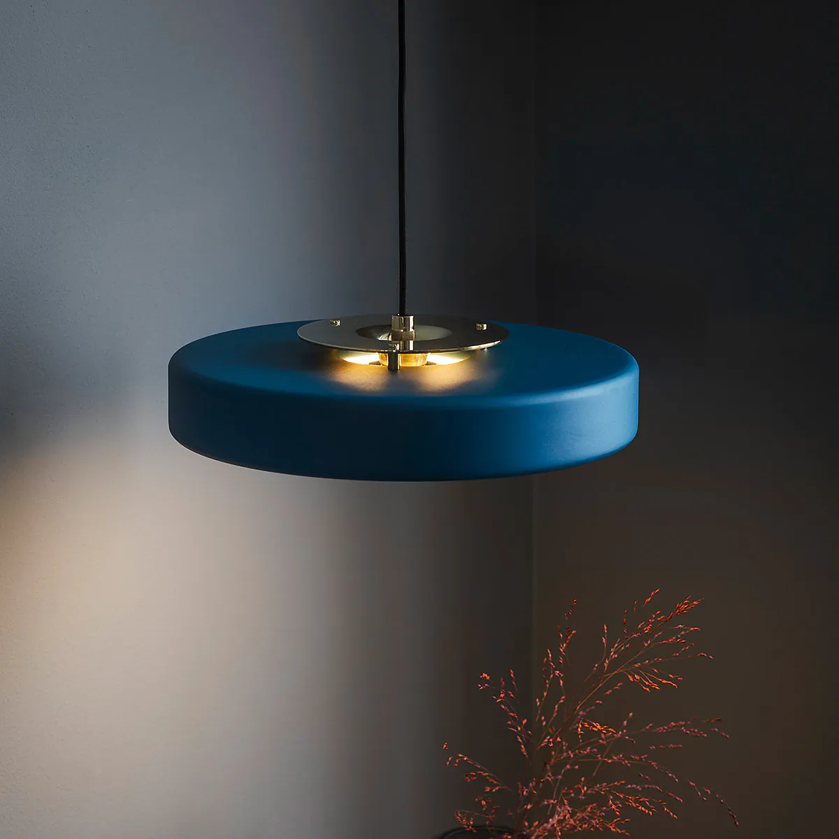 gebürstetes Messing und metallische Oberfläche und Polycarbonat Leuchte von Bert Frank – Revolve Pendelleuchte, Ø: 35 cm, Blau, Messing gebürstet, luxuriöses Statement-Design, blendfreies Licht gebürstetes Messing und Aluminium und Polycarbonat Leuchte von Bert Frank – Revolve Hängeleuchte, Ø: 35 cm, Blau, Messing poliert, moderne Eleganz, gleichmäßige Beleuchtung