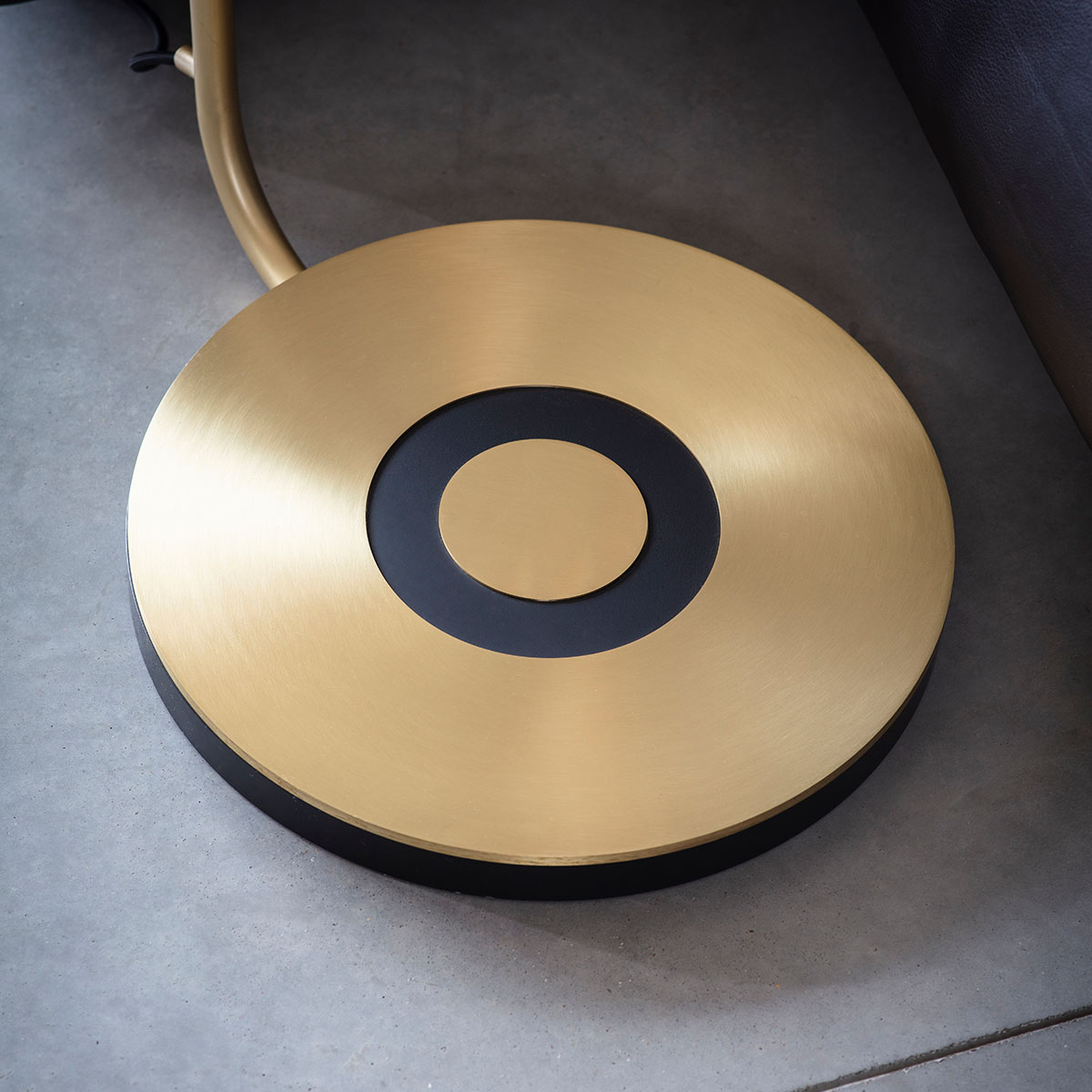 gleichmäßige Beleuchtung: Bert Frank Revolve Stehleuchte, H: 140 cm, Rot, Messing poliert – gefertigt aus gebürstetes Messing und Aluminium und Polycarbonat, in Großbritannien produziert, ikonische Revolve-Serie im Art Déco Stil