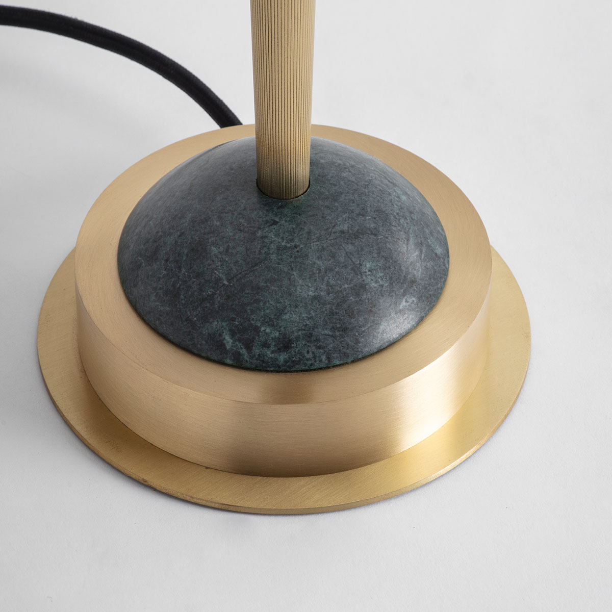 Bert Frank Trave Tischleuchte, H: 40,5 cm, Grün aus Messing und Glas und Marmor – britische Luxusleuchte, blendfreies Licht