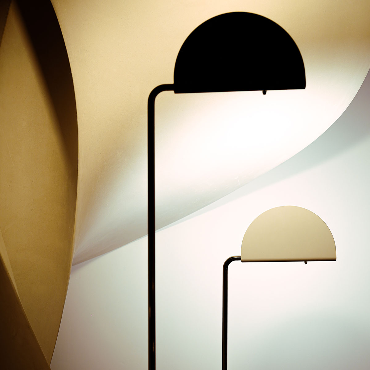 Mezzaluna Floor Stehleuchte Schwarz – hochwertige Designerlampe von DCW Editions für das Wohnzimmer Mezzaluna Floor Stehleuchte Chrom – hochwertige Designerleuchte des Herstellers DCW Editions ideal im Schlafzimmer