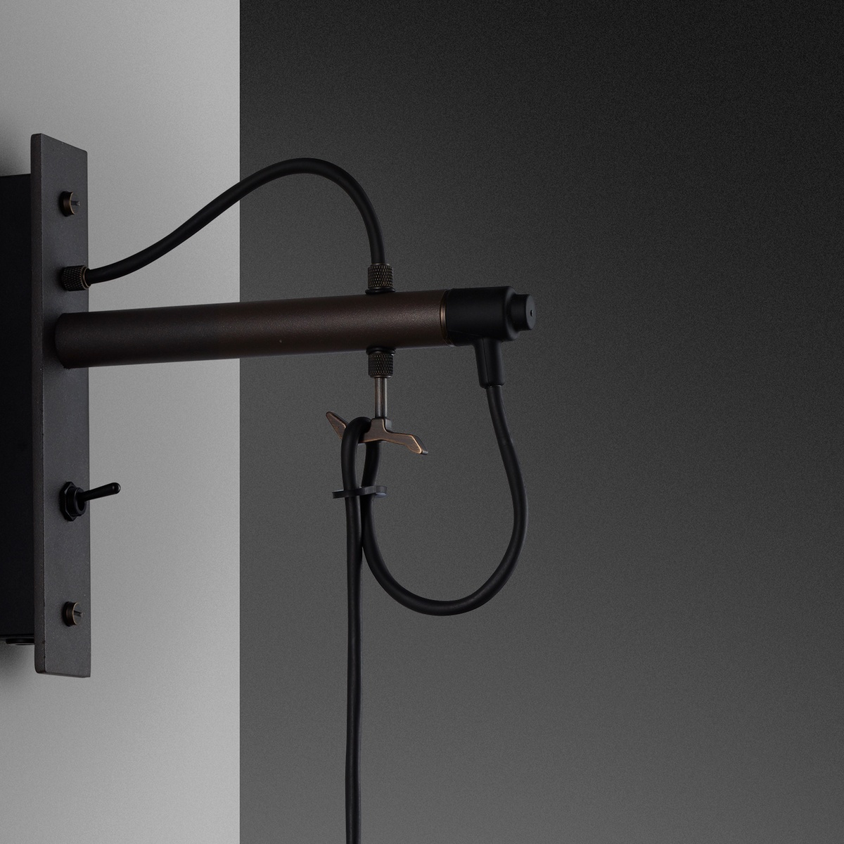 Buster + Punch Hooked Wall Wandleuchte, Small, Graphit, Smoked Bronze