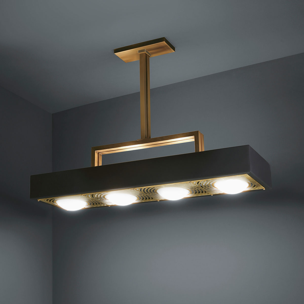 Bert Frank Kernel Pendelleuchte, Rot, 4-flammig aus Messing und gebürstetes Aluminium und Glas – Designerleuchte aus England, blendfreies Licht