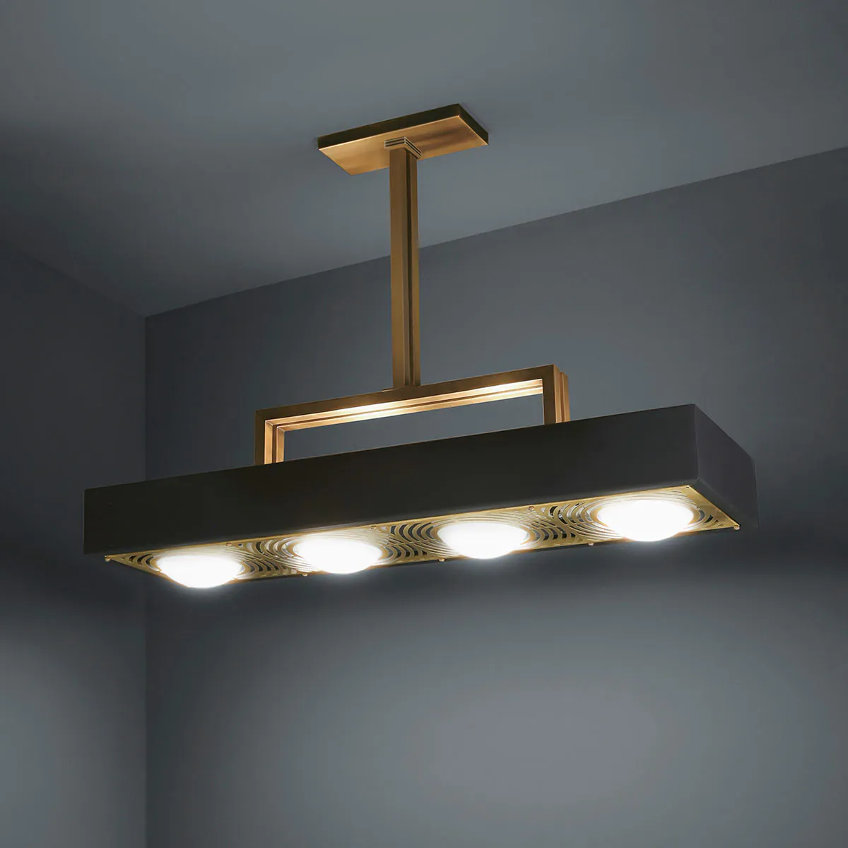 Bert Frank Kernel Pendelleuchte, Rot, 4-flammig aus Messing und gebürstetes Aluminium und Glas – Designerleuchte aus England, blendfreies Licht