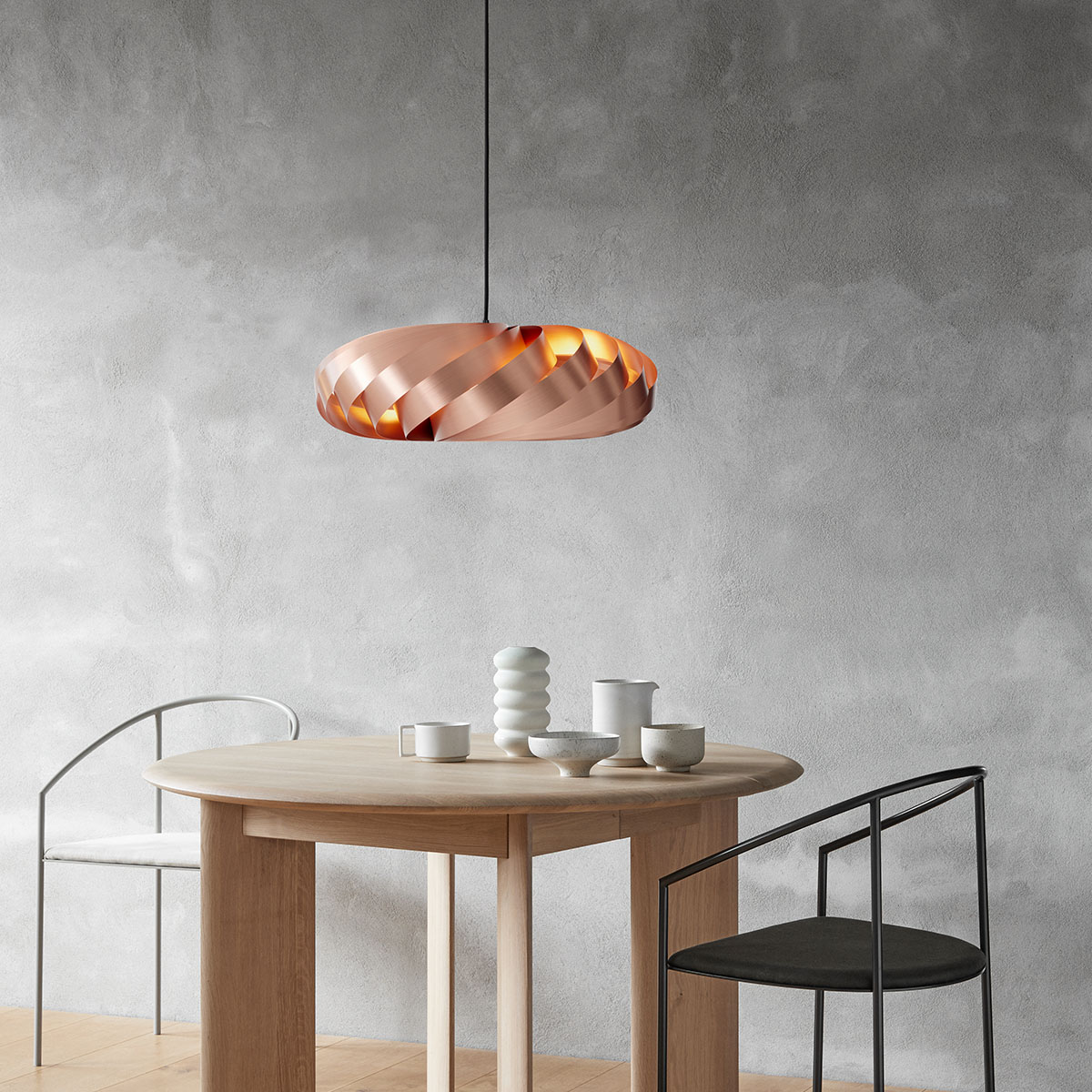 Tom Rossau TR5 Pendelleuchte, Kupfer Aluminium gebürstet, Ø: 80 cm, H: 22 cm – handgefertigte Pendelleuchte im skandinavischen Design, ideal über Esstisch oder im Wohnzimmer, gefertigt aus Aluminium, in Kupfer. Die TR5-Pendelleuchte von Tom Rossau ist per