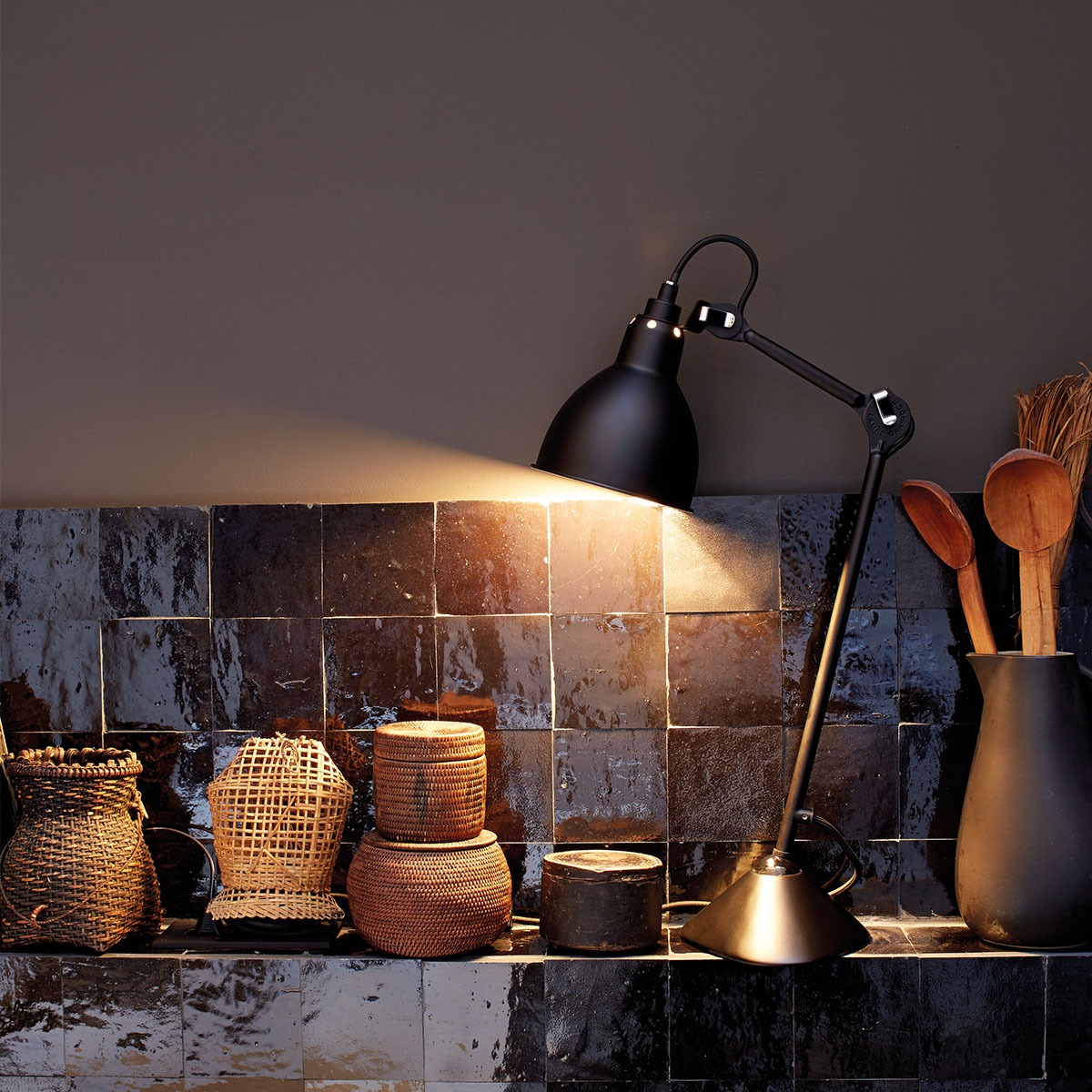 Lampe Gras N° 205 Tischleuchte, H: 39 cm Schwarz, Schirm Messing Rund in Schwarz Messing – elegante Designerleuchte von DCW Editions geeignet fürs Wohnzimmer