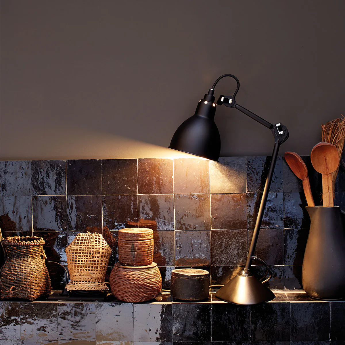 Lampe Gras N° 205 Tischleuchte, H: 39 cm Schwarz, Schirm Messing Rund in Schwarz Messing – elegante Designerleuchte von DCW Editions geeignet fürs Wohnzimmer