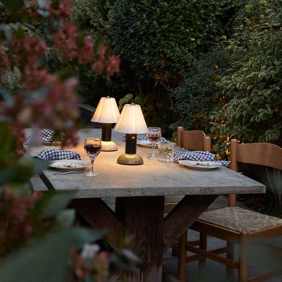 Original BTC Blossom kabellose Tischleuchte, H: 28,8 cm Rostrot Original BTC Blossom kabellose Tischleuchte, H: 28,8 cm Schwarz rot