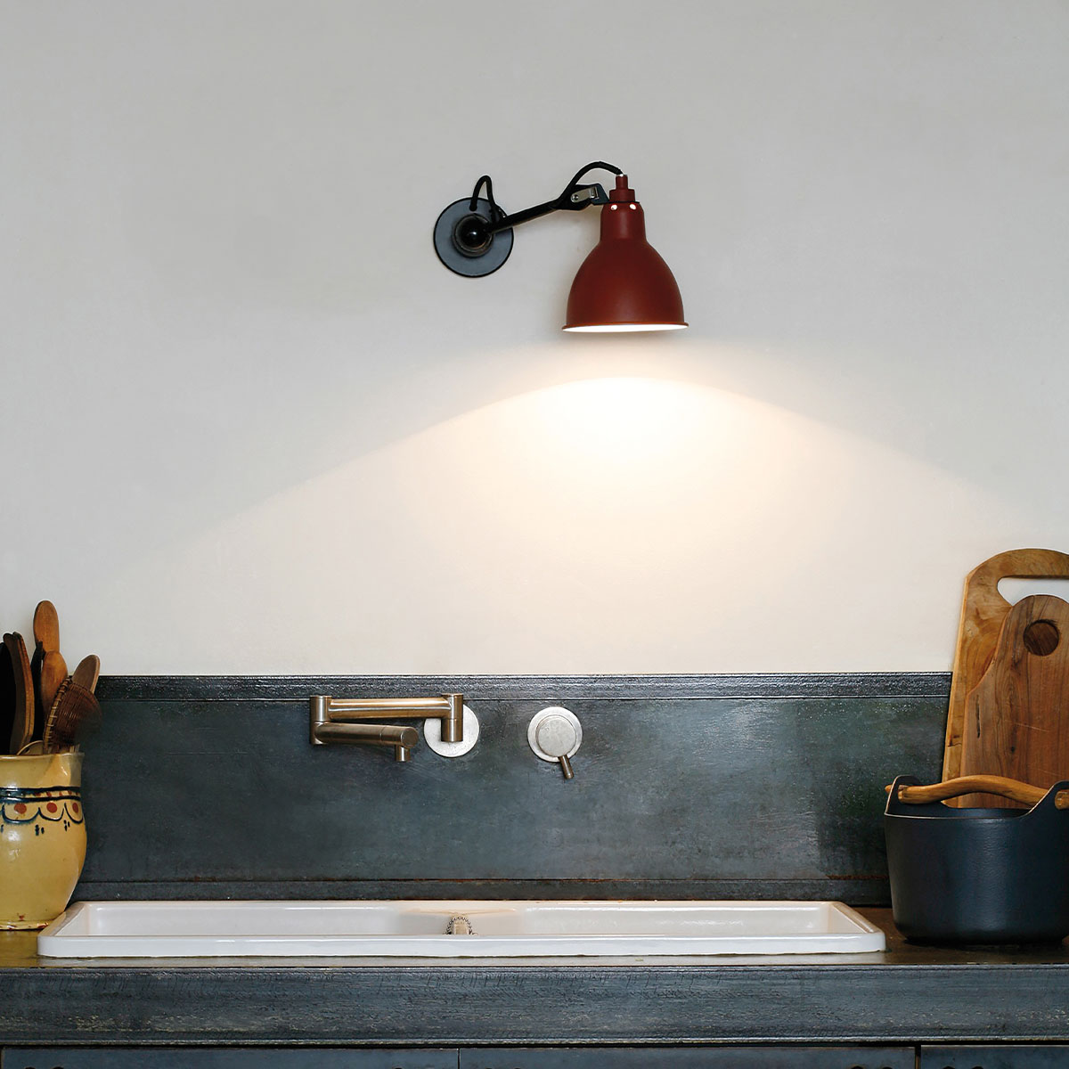 Lampe Gras N° 304 SW Wandleuchte, T: 15 cm Schwarz, Schirm Messing Rund in Schwarz Messing – zeitlose Designerleuchte des Herstellers DCW Editions passt perfekt in den Treppenaufgang