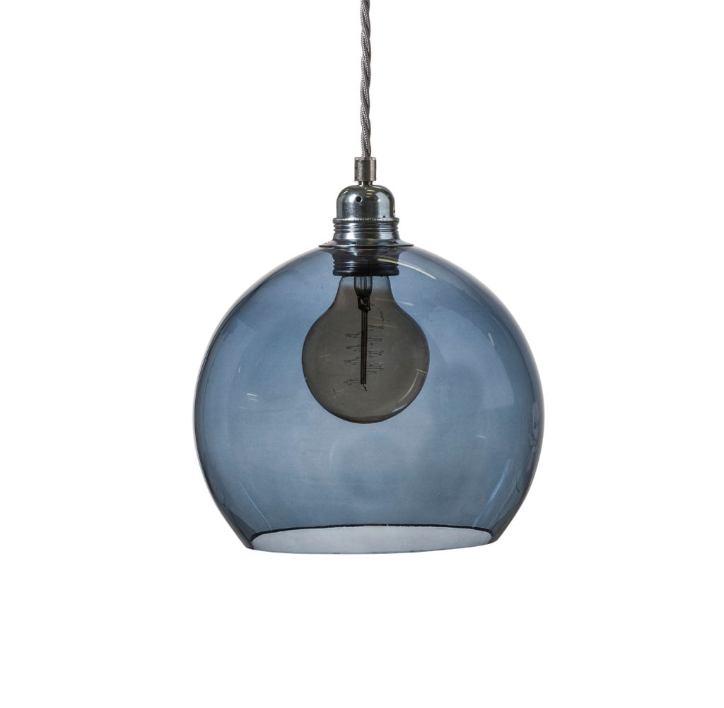 Ebb & Flow Rowan Pendelleuchte M Ø 22 cm Rowan Pendelleuchte M Ø 22 cm, Deep Blue, Silber Deep Blue Pendelleuchten – Ambiente Beleuchtung, LED Beleuchtung für Schlafzimmer Ebb & Flow Rowan Pendelleuchte M Ø 22 cm Rowan Pendelleuchte M Ø 22 cm, Deep Blue, Silber Deep Blue Pendelleuchten – Ambiente Beleuchtung, LED Beleuchtung für Schlafzimmer