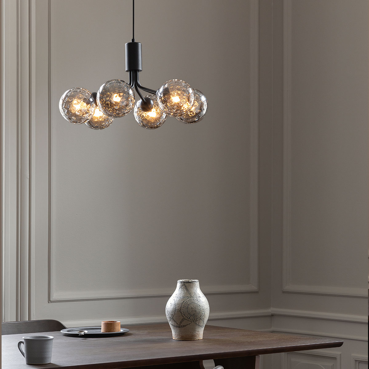 Apiales 6 Pendelleuchte, Ø: 50 cm, Messing gebürstet & Opalglas Apiales 6 Pendelleuchte, Ø: 50 cm, Schwarz satiniert & Rauchglas