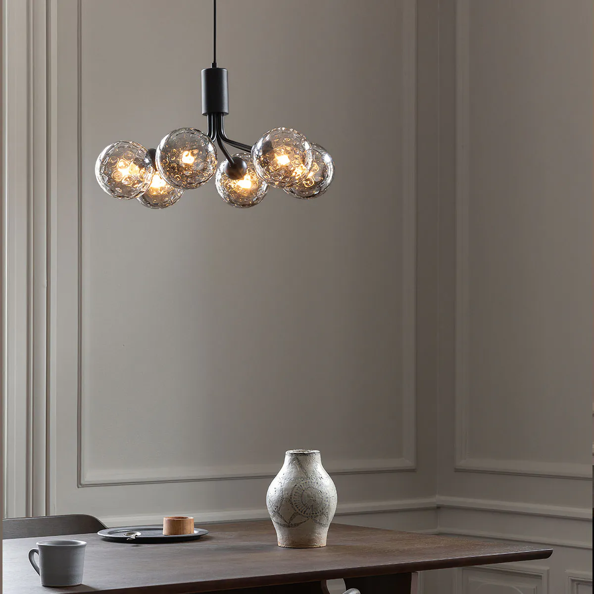 Apiales 6 Pendelleuchte, Ø: 50 cm, Messing gebürstet & Opalglas Apiales 6 Pendelleuchte, Ø: 50 cm, Schwarz satiniert & Rauchglas