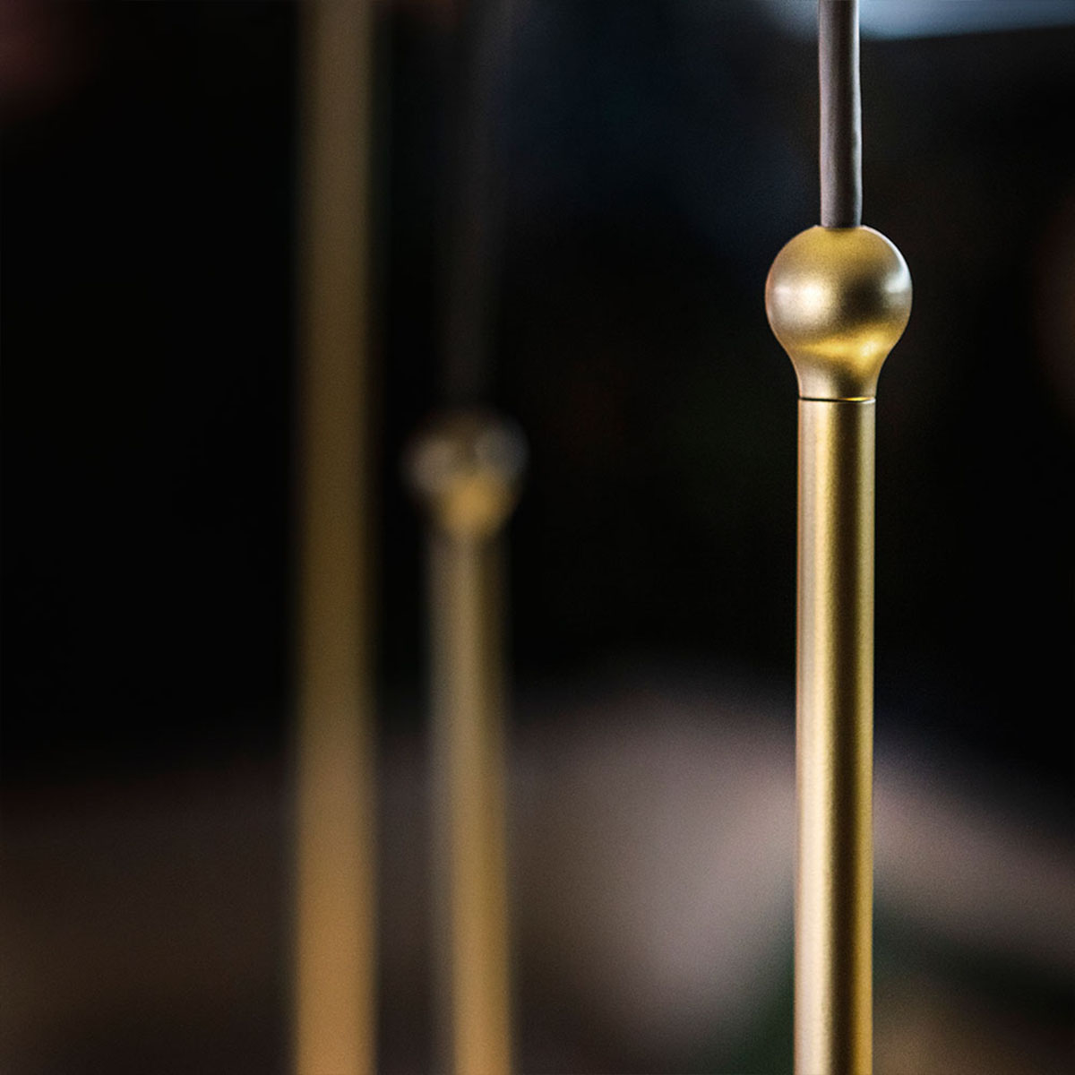 Storm 1704-23 Pendelleuchte, Gold, H: 47 cm Storm 1704-20 Pendelleuchte, Schwarz, H: 33 cm