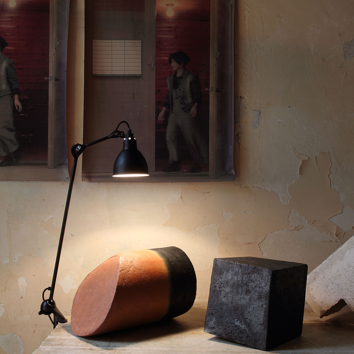 Lampe Gras N° 201 Tischleuchte, H: 59 cm Schwarz, Schirm Messing Rund in Schwarz Messing – stilvolle Designerlampe aus dem Hause DCW Editions ideal am Schreibtisch