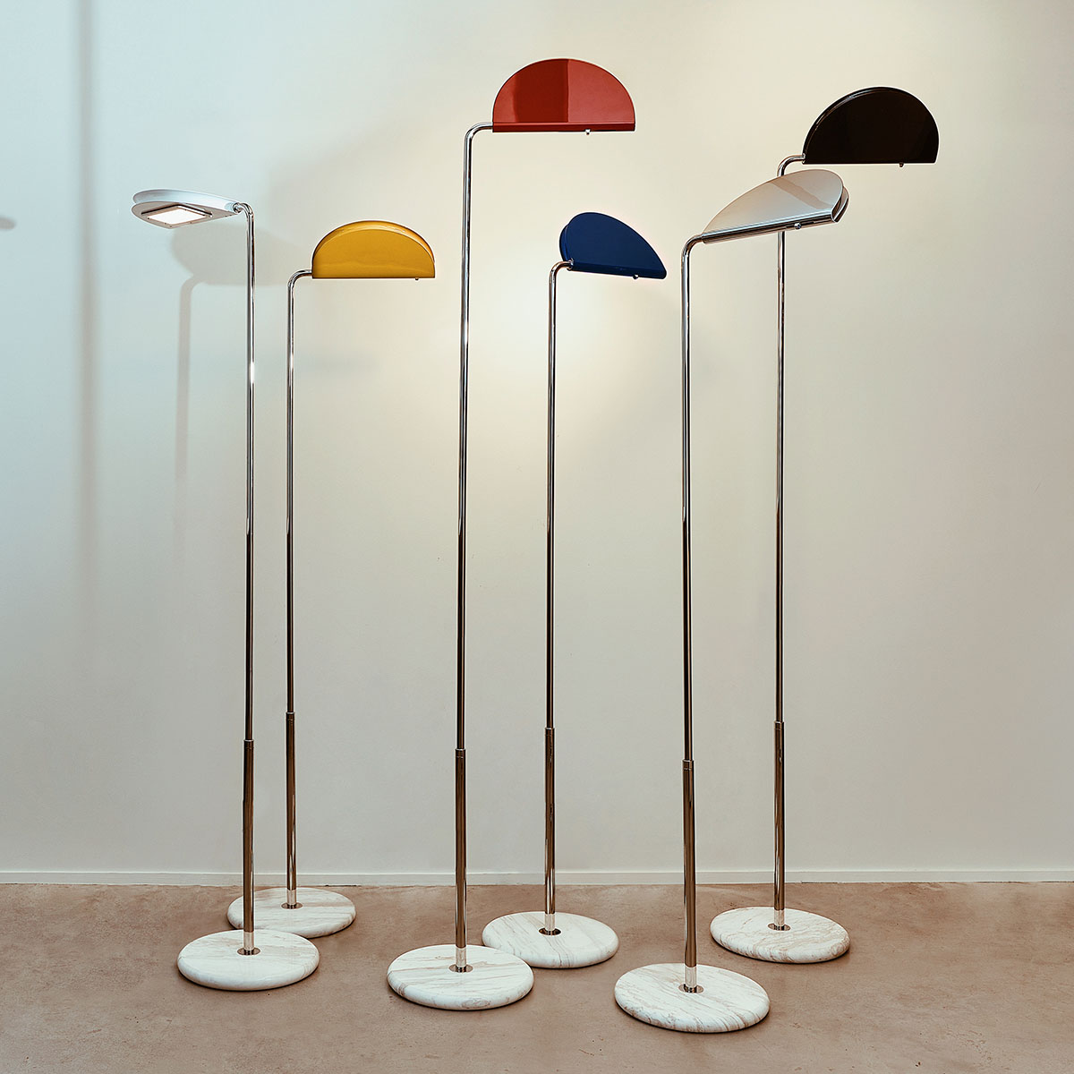 Mezzaluna Floor Stehleuchte Chrom – stilvolle Designerlampe aus dem Hause DCW Editions für das Wohnzimmer