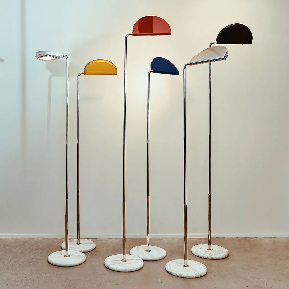 Mezzaluna Floor Stehleuchte Chrom – stilvolle Designerlampe aus dem Hause DCW Editions für das Wohnzimmer