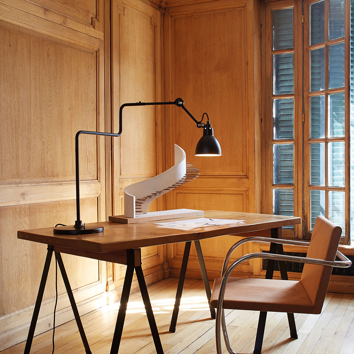 Lampe Gras N° 317 Tischleuchte, H: 65 cm Schwarz, Schirm Polycarbonat Rund in Schwarz Weiß – zeitlose Designerlampe des Herstellers DCW Editions ideal am Schreibtisch Lampe Gras N° 317 Tischleuchte, H: 65 cm Schwarz, Schirm Messing Rund in Schwarz Messing – zeitlose Designerlampe von DCW Editions geeignet fürs Wohnzimmer