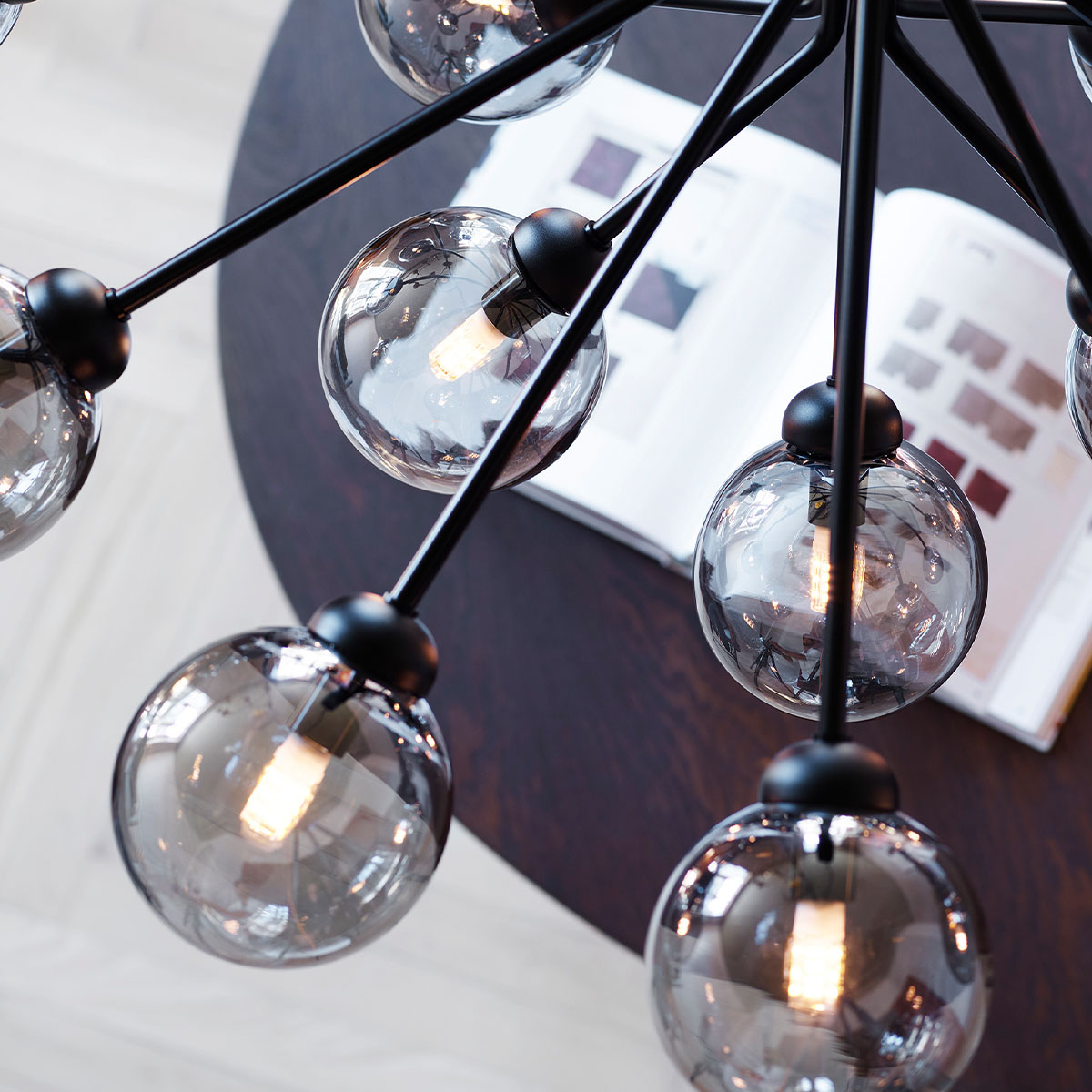 Apiales 18 Pendelleuchte, Ø: 89 cm, Messing gebürstet & Opalglas Apiales 18 Pendelleuchte, Ø: 89 cm, Schwarz satiniert & Rauchglas