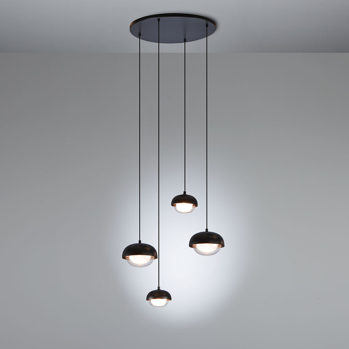 Muse 554.14 Pendelleuchte 4-flammig Ø: 65 cm, Schwarz & Kupfer Muse 554.14 Pendelleuchte 4-flammig Ø: 65 cm, Schwarz & Kupfer