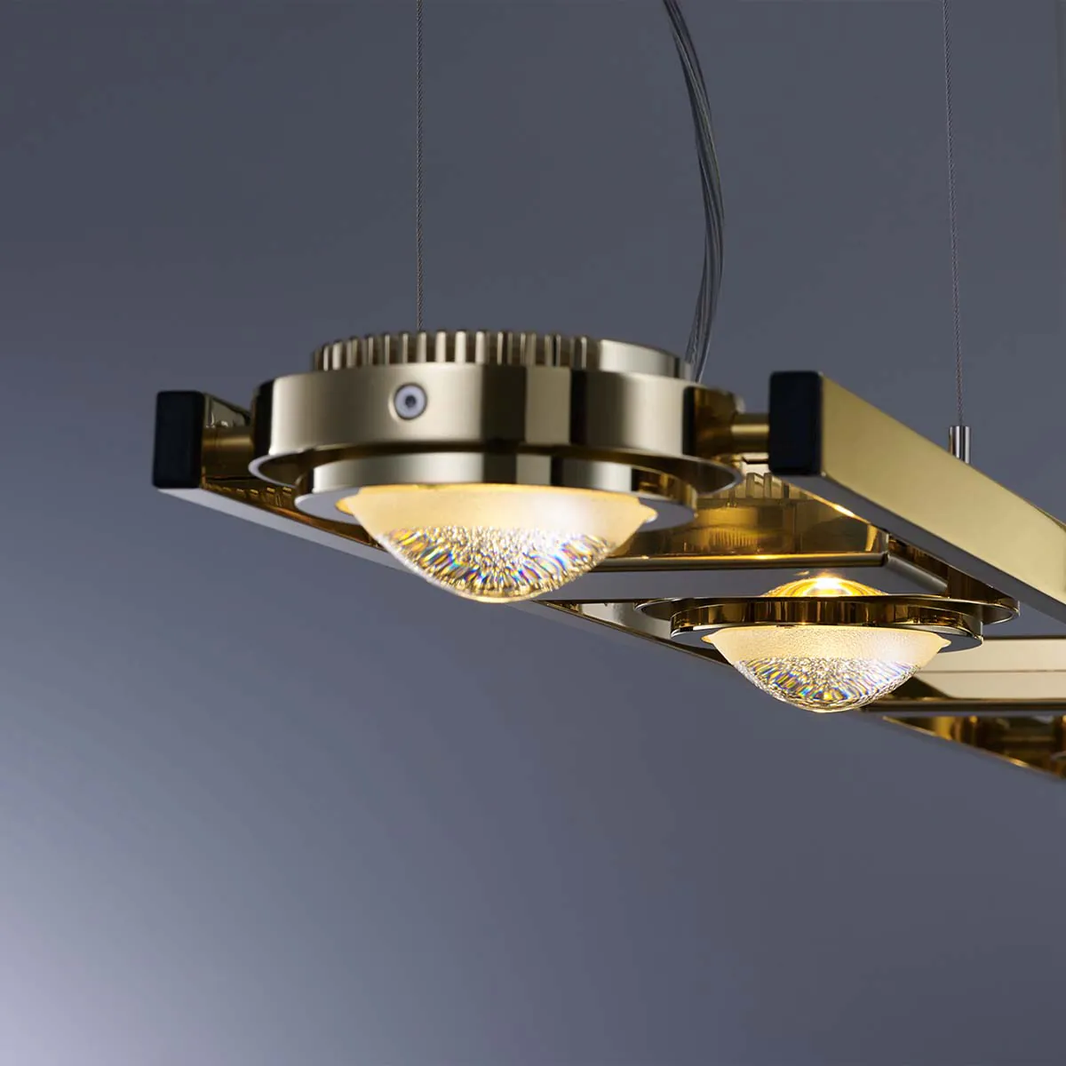 Moderne und längliche Pendelleuchte mit sechs Linsen fokusiert