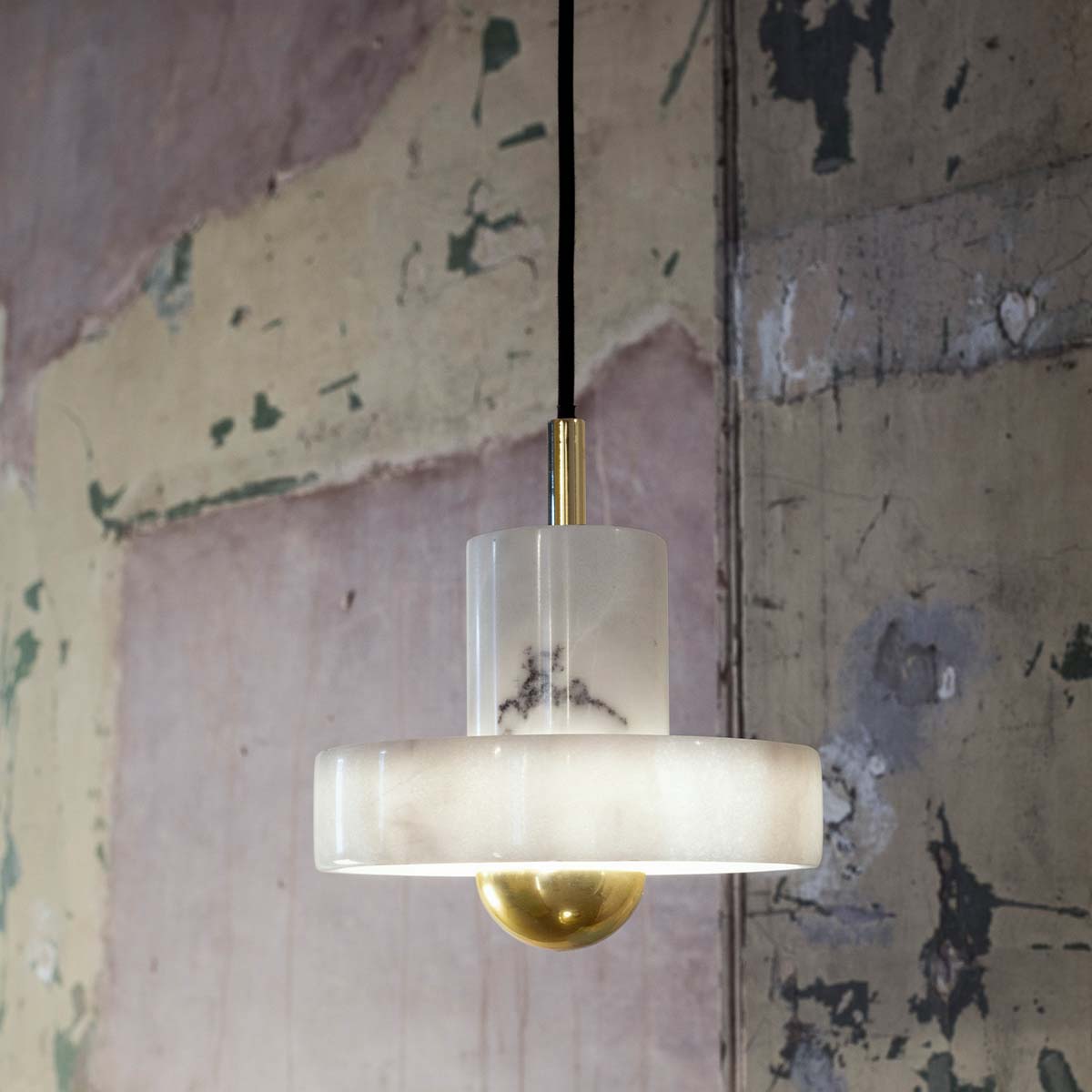 Tom Dixon Stone LED Pendelleuchte, Ø: 18 cm, H: 14 cm, Gold