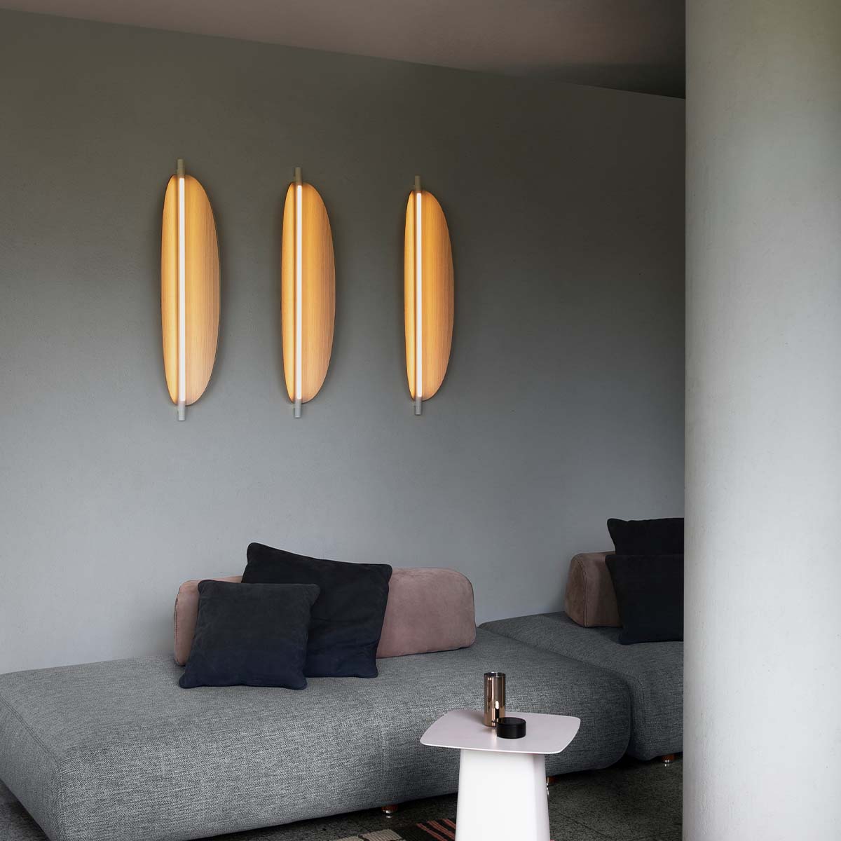 TOOY Thula 562.42 Wandleuchte, H: 67 cm, B: 25 cm, Sandschwarz / Nickel satiniert, Helle Eiche