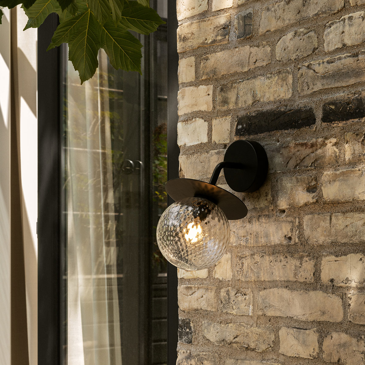 Liila Wall Outdoor Wandleuchte, B: 16 cm, H: 26 cm, Dunkelbronze, Opalglas