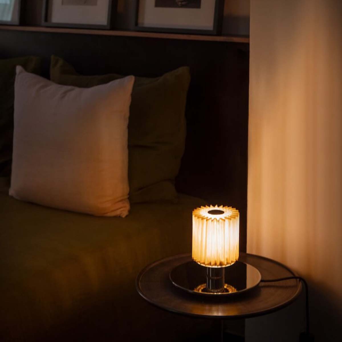 DCW Editions In The Sun Table 220 am Nachttisch – dezente Beleuchtung im Schlafzimmer, die mit ihrem weichen Licht für gemütliche Atmosphäre sorgt