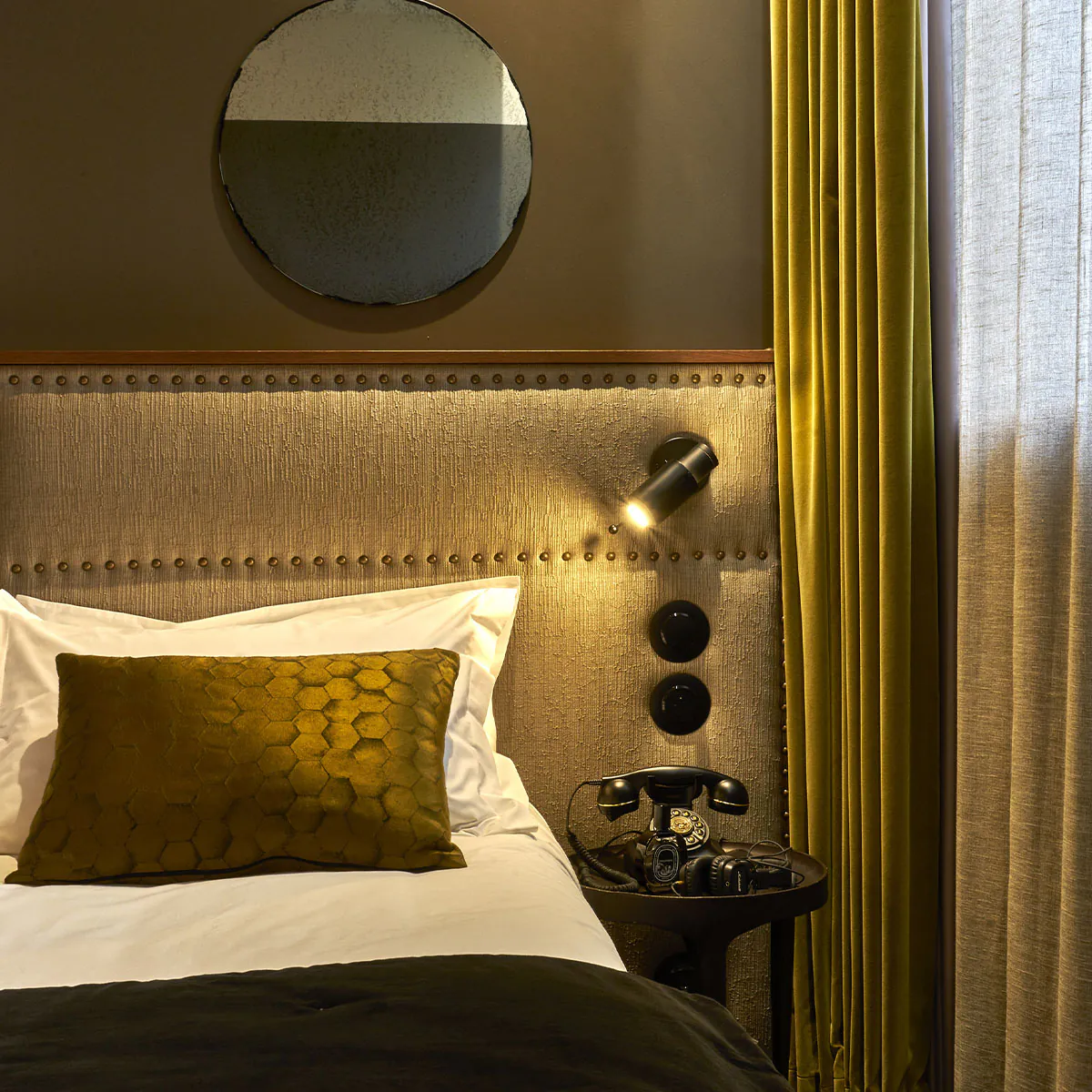 Biny Spot LED Wandleuchte, Schwarz & Gold, mit Schalter in Schwarz Gold – moderne Designerlampe von DCW Editions ideal im Schlafzimmer