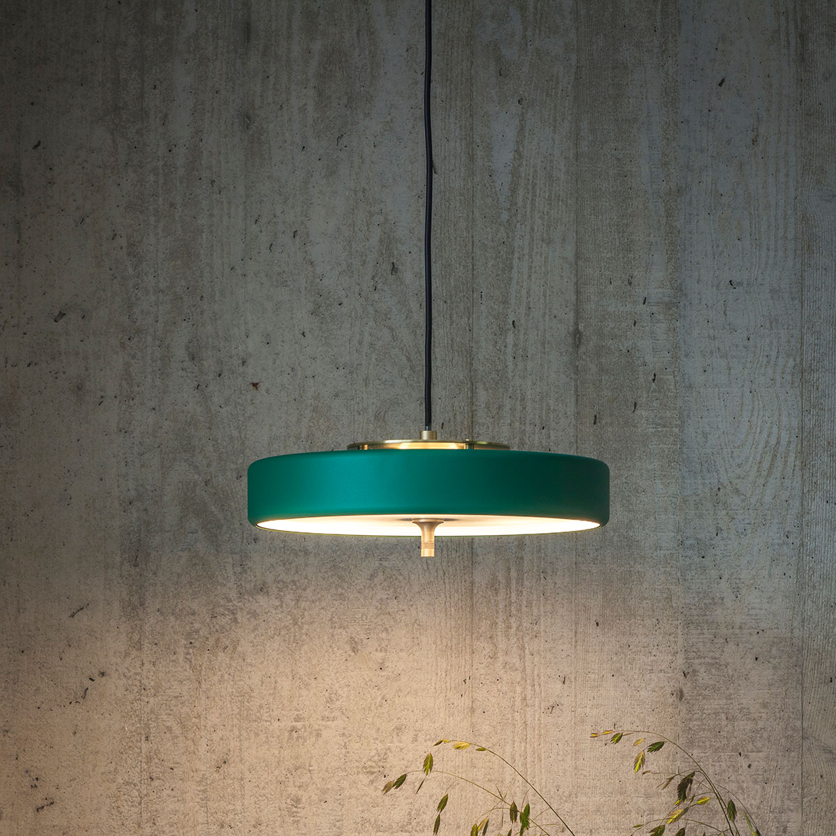 Bert Frank Revolve Rise & Fall Hängeleuchte, Ø: 35 cm, Grün, Messing gebürstet aus poliertes Messing und metallische Oberfläche und Polycarbonat – handgefertigt in Birmingham, sanftes Licht, ikonische Revolve-Serie im Art Déco Stil Bert Frank Revolve Rise & Fall Pendelleuchte, Ø: 35 cm, Grün, Messing poliert aus poliertes Messing und Aluminium und Polycarbonat – Designerleuchte aus England, gleichmäßige Beleuchtung, ikonische Revolve-Serie im Art Déco Stil