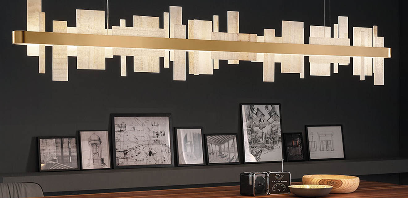 Pendelleuchte von Masiero in gold matt mit Onyx Stein über langen Esszimmertisch