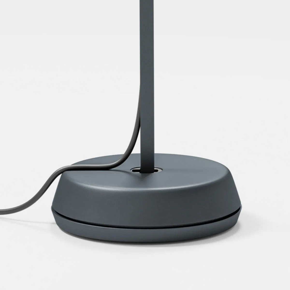 Schmale Pollerleuchte mit connect Stecker für außen mit Fokus auf den Fuß