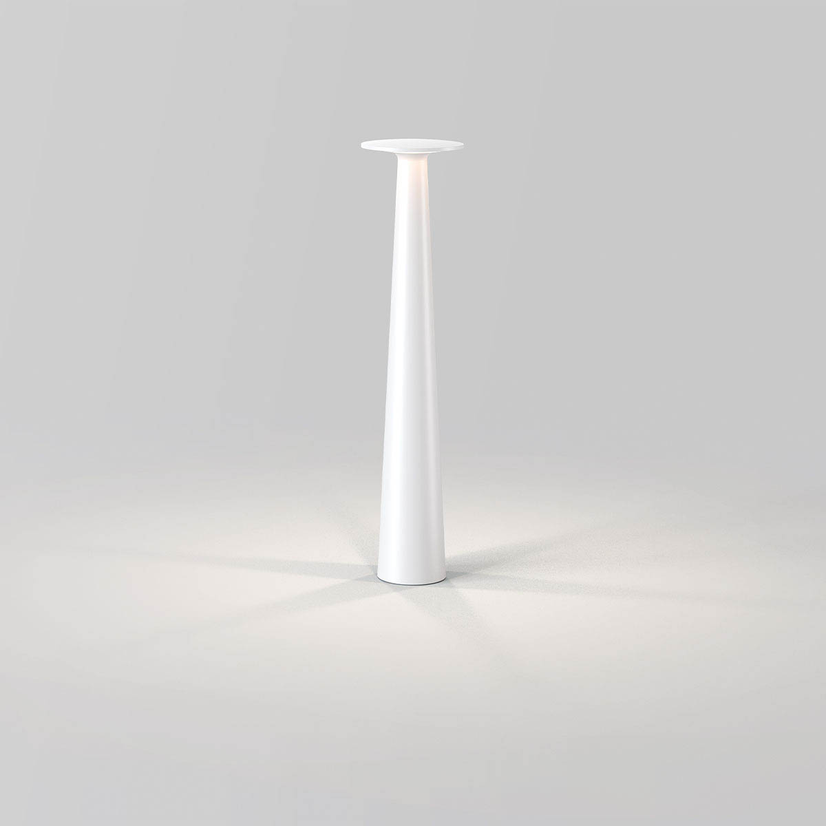 Schmale Akku Tischleuchte für außen weiß