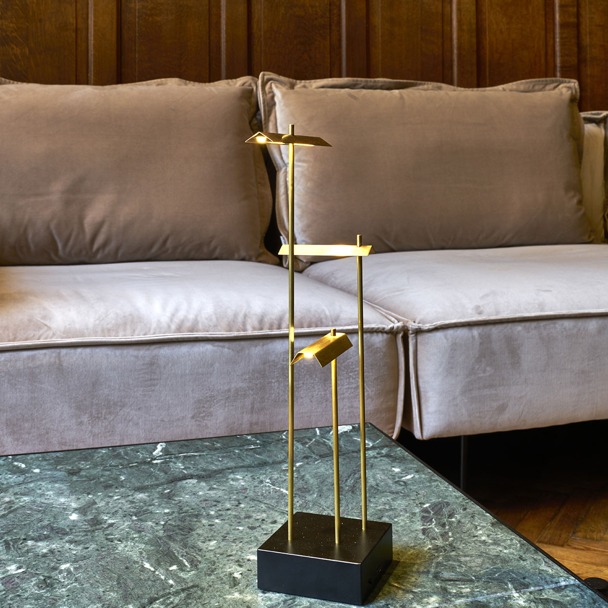 Knokke Akku Tischleuchte in Messing – stilvolle Designerleuchte des Herstellers DCW Editions passt perfekt auf den Beistelltisch