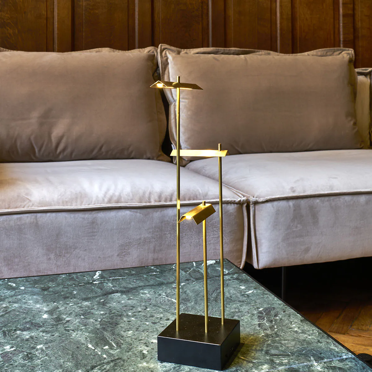 Knokke Akku Tischleuchte in Messing – stilvolle Designerleuchte des Herstellers DCW Editions passt perfekt auf den Beistelltisch