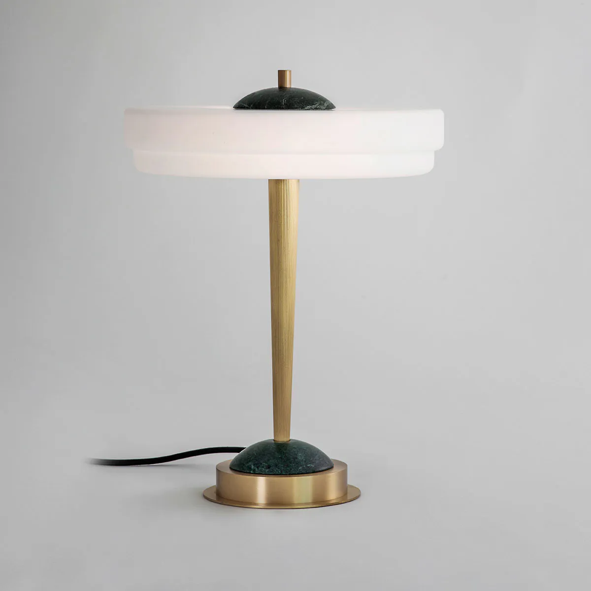 Luxusleuchten aus Großbritannien: Bert Frank Trave Tischlampe, H: 40,5 cm, Grün, Messing und Glas und Marmor, Designerleuchte aus England, blendfreies Licht