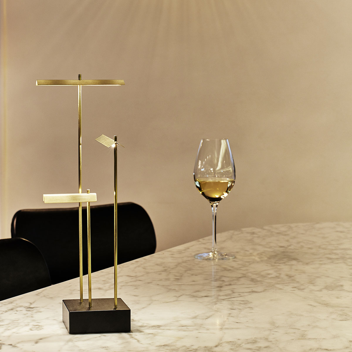 Knokke Akku Tischleuchte in Messing – zeitloses Design des Herstellers DCW Editions ideal am Schreibtisch