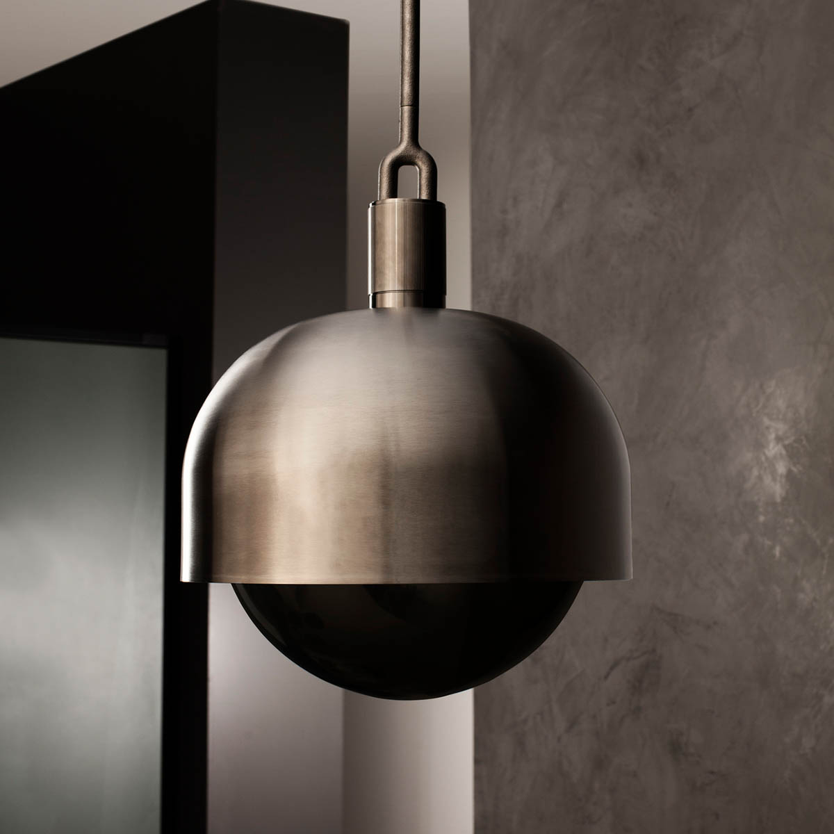 buster-punch-forked-pendant-shade-globe-mood-05 Buster + Punch Forked Pendelleuchte, Globe + Shade, Medium, Stahl / Rauchglas