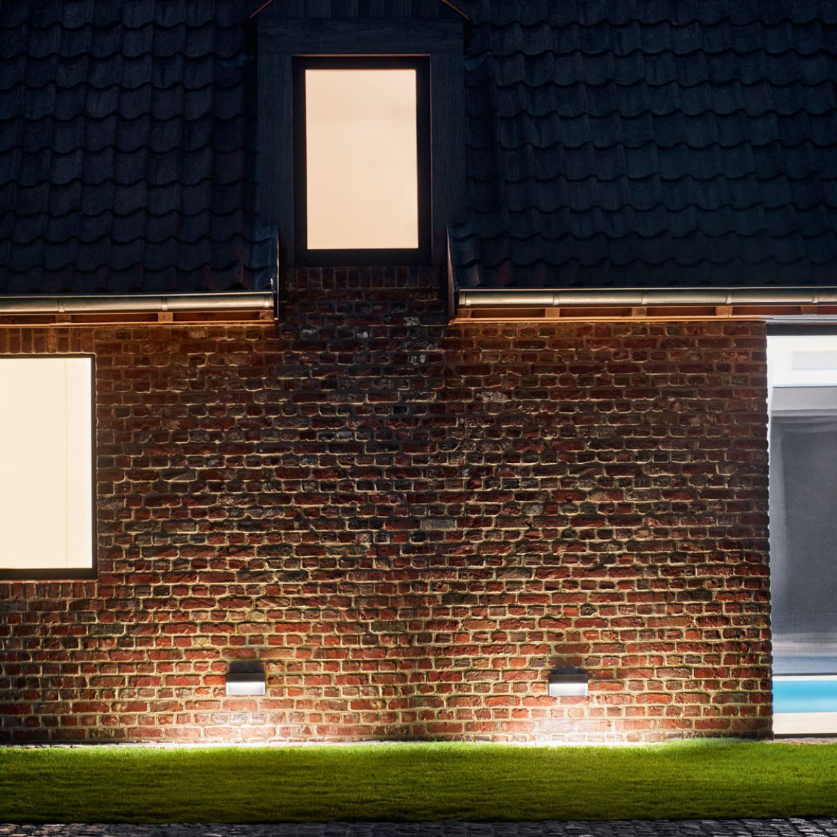 SKOV S 927 Wandleuchte, IP54, Weiß, Extra-Warmweiß 2700K, B: 10,1 cm SKOV M 930 Wandleuchte, IP54, Anthrazit, Warmweiß 3000K, B: 23,1 cm