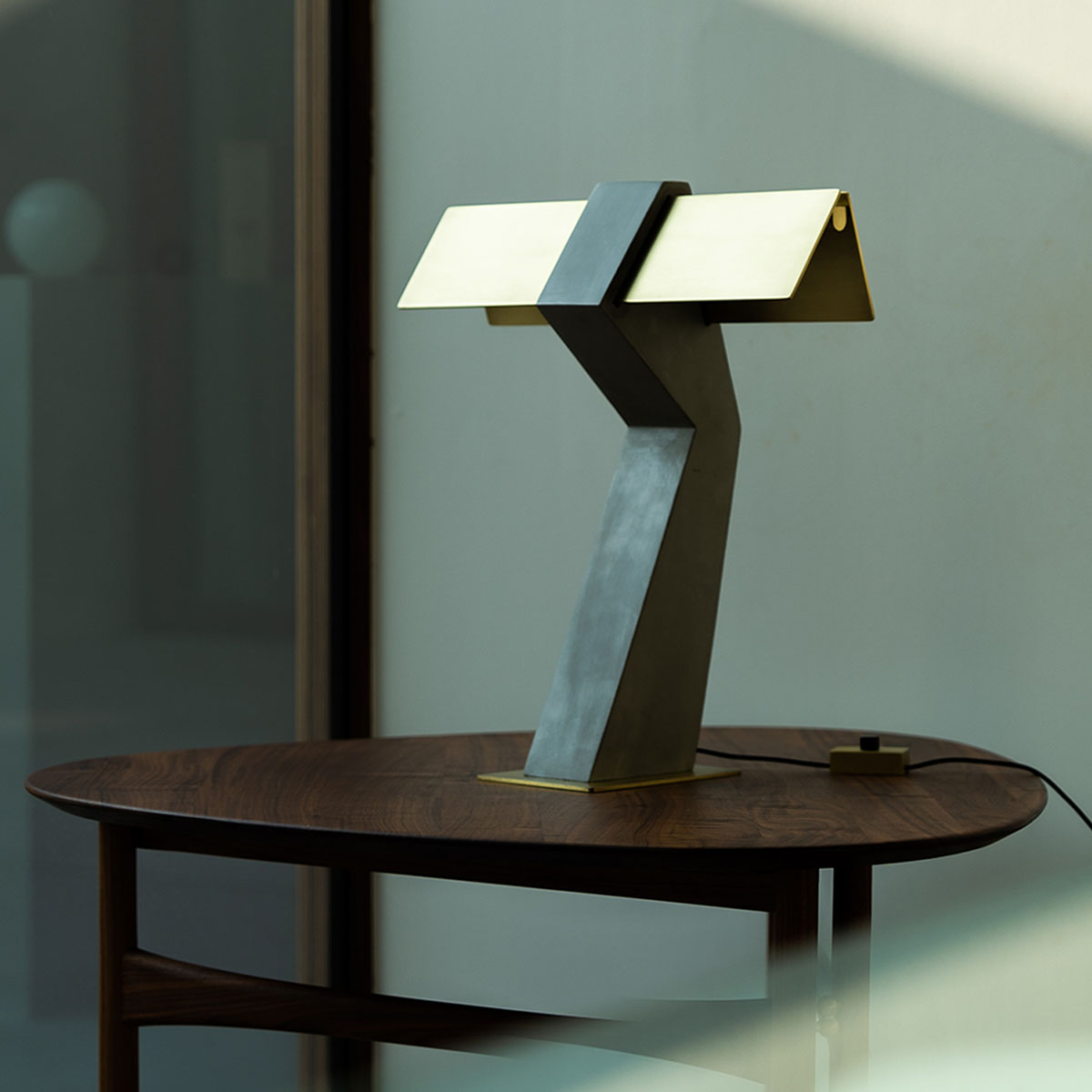 Collection Cauvet Tischleuchte TAU in Messing Grau – elegantes Design des Herstellers DCW Editions ideal am Schreibtisch