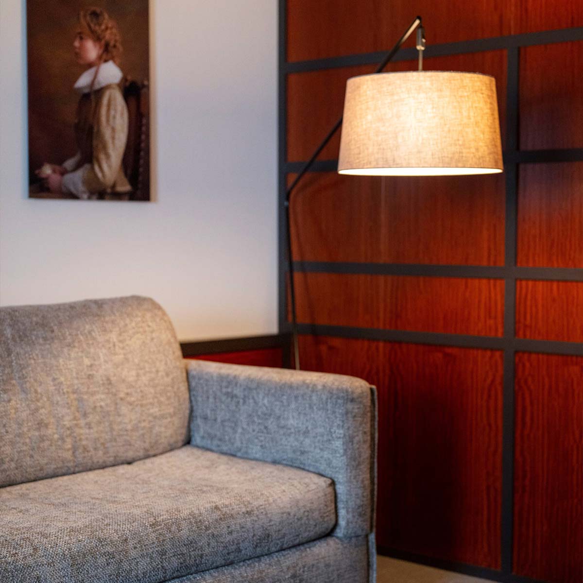 Baulmann Bogenleuchte Schwarz, Leinen grau-beige, H: 183,50 cm – Große und elegante Bogenleuchte in der Farbe beige in der Ecke stehend
